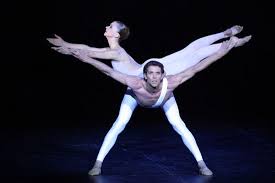 Ballet Bejart Lausanne Dionysos Le Duo Kateryna Shalkina Semele D Une Renversante Feminite Et Julien Favreau Z Couple Dancing Ballet Dancers Ballet Lifts