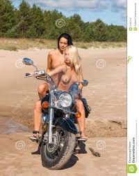Zwei Schöne Nackten Mit Motorrad Stockbild - Bild von jahreszeit, küste:  31687279