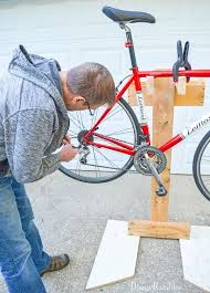 Diy Fahrradreparaturstander Aus Altholz Altholz Aus Diy Fahrradreparaturstander Bike Repair Stand Bicycle Bike
