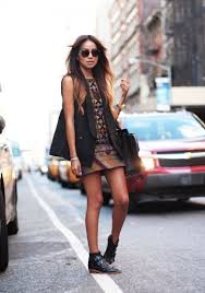 Brave petite fille, bonnet rouge et bottes rouges, elle est heureuse, une belle chanson française, grosse dame, robe blanche, fleures bleues, cheveux noirs, yeux verts. 30 Sublimes Bottines A Porter Avec Une Robe