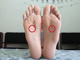 Halo semua kali ini saya akan sharing seputar nyeri telapak kaki dan tumit dengan nama medis plantar fasciitis.nyeri plantaris (plantar fascitis) adalah. 7 Titik Pijat Refleksi Kaki Yang Bisa Dicoba Sendiri Ampuh Redakan Mag Hingga Sakit Gigi