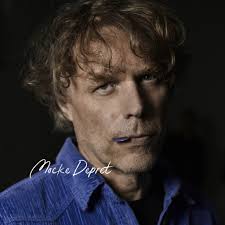 PORTRAITS D'ARTISTES 3/3 📷📝 dans le cadre du spectacle 𝐖𝐡𝐢𝐥𝐞 𝐦𝐲  𝐠𝐮𝐢𝐭𝐚𝐫 𝐠𝐞𝐧𝐭𝐥𝐲 𝐰𝐞𝐞𝐩𝐬 au Parvis le 17 janv. Ce spectacle mis  en scène par @ouvrelechien_cojo est à la croisée du théâtre