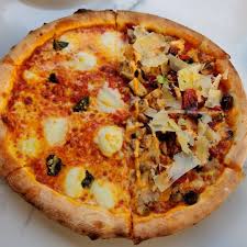 The Pizza At Thepizzabakery In Always Hits The Spot The Half And Half With Chicken Pizzaiola Roasted Chicken Sriracha Aioli And Sun Dried Tomatoes And Ma En 2020