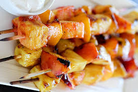 Les Brochettes De Fruits Sur Le Bbq Avec La Petite Sauce Au Yogourt Recipe Bbq Fruit Food How Sweet Eats
