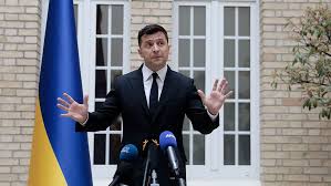 Владимир зеленский, со своими подчиненными, в частности, с главой оп андреем богданом едят на заправке шаурму. Kiev Zelenskij Otreagiruet Na Priglashenie Putina Gazeta Ru Novosti