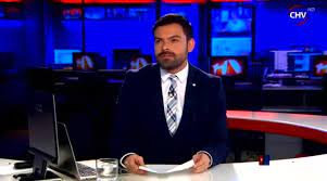 Estudió periodismo en la universidad diego portales.su primera aparición en televisión fue en el programa extra jóvenes de chilevisión durante la temporada 1995 donde fue panelista y reportero, ponía su visión de manera divertida del campeonato nacional de fútbol de aquella época. Periodista De Chilevision Protagonizo Chascarro Durante Noticiero Cooperativa Cl