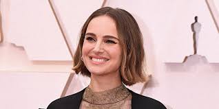 Tagli capelli corti 2020, scopri la moda dell'estate ; I Capelli A Caschetto Di Natalie Portman Agli Oscar 2020