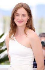 At 33 the norwegian actress was at an age many in her shoes start thinking about another. Renate Reinsve At Verdens Verste Menneske Photocall At 2021 Cannes Film Festival 07 09 2021 Hawtcelebs