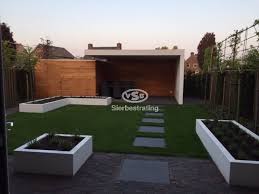 moderne strakke tuin stenen met staptegels in het gras gebruikte materialen nieuw gebakken dikformaten en keramische 2 cm tegels tuin met gras tuin gras tuin