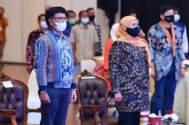 Dilansir dari wikipedia, literasi digital merupakan pengetahuan dan kemampuan seseorang untuk menggunakan media digital, alat komunikasi dan kemudian menggunakannya secara sehat, bijak, dan cerdas. Literasi Digital Di Jatim Targetkan 1 5 Juta Warga Hingga 2024