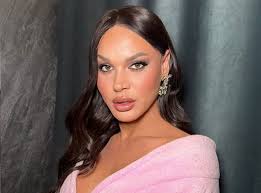 A shkojmë?!" Në kulmin e sagës me ish-et, Robert Berishën e "rrëmben"  Serena Sula