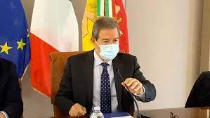 L'ordinanza, firmata dal presidente della regione sicilia nello musumeci, prevede che tutti i dipendenti a contatto diretto con l'utenza siano formalmente invitati a ricevere la vaccinazione e, in assenza di questa, assegnati ad altra mansione. Fuoco Amico Su Musumeci Per L Ordinanza Anti Covid Contro Di Lui Lega E Fdi Ma Anche Il Garante Della Privacy