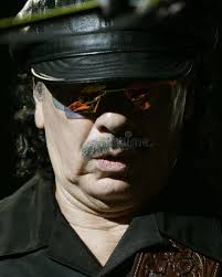 Карлос Santana выполняет в концерте Редакционное Изображение