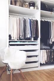Kleidung Richtig Lagern Mit Diesen 7 Tipps Schickt Ihr Eure Sommersachen Jetzt Unbeschadet In Die Winterpause In 2020 Bedroom Closet Storage Closet Layout Wardrobe Room