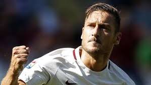 It is perhaps fitting that francesco totti's football career began in the year that the giallorossi won their second scudetto. Serie A Francesco Totti Erzielt Jubilaumstreffer Fur As Rom Gegen Fc Turin Fussball