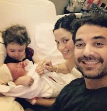 Agrandaron la familia: el álbum de Paula y Peter desde la clínica