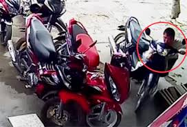 Kết quả hình ảnh cho ăn trộm phá khóa xe máy