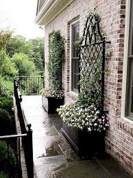 70 Brilliant Low Maintenance Front Yard Landscaping Ideas Frontyardlandscapi Courtyard Landscaping Front Yard Landscaping Design Small Front Yard Landscaping