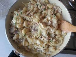 Weisskohlpfanne Mit Frischen Champignons Und Schupfnudeln Ein Schones Rezept Aus Der Kategorie Vegetarisch Bewertu Schupfnudeln Lebensmittel Essen Champignons