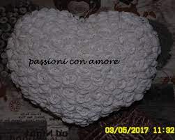 Opzioni colore per un effetto più allegro (magari farne tanti di colori diversi ;). Cuscino Porta Fedi A Forma Di Cuore Impreziosito Di Rose E Perline Su Misshobby