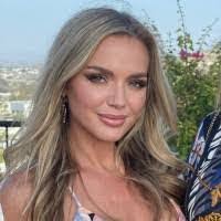 Janelle Thayer's Instagram, Twitter & Facebook