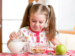 A due anni i bambini dovrebbero essere già in grado di mangiare a tavola con la famiglia, senza pappe frullate od omogeneizzate: Quali Cibi Per Il Bambino Di 4 Anni Bimbisaniebelli It