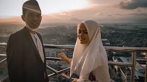 Tak cuma itu saja lho, dia penyuka motor 2 tak. Ustadz Abdul Somad Dan Fatimah Bermesraan Di Atas Menara Gontor Netizen Baper Nih Okezone Celebrity