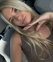 Hi beauties!! I'm Alyssa currently learning all things skin at @projectesty  🖤 I've always been passionate about helping people feel confident in their  skin. Becoming an esti allows me to combine my