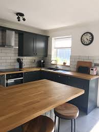 dark kitchen darkkitchencabinets dark kitchen with wood work tops renovation meuble cuisine cuisine moderne idee deco cuisine