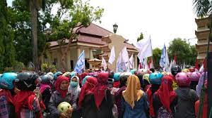 Umr pt pwi jepara : Ratusan Buruh Di Jepara Tuntut Besaran Umk Tahun 2018 Sebesar Rp 2 4 Juta Tribun Jateng