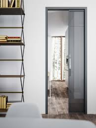 Profilo nero e vetro fumè super riflettente. Porta Scorrevole Interno Muro In Alluminio Grigio Ferro E Vetro Fume Stipite Con Coprifili Grigio Porte Vetro Scorrevoli Porte Vetro Porte Scorrevoli Interne