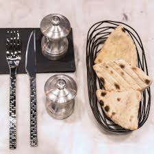 Pour Une Table Moderne Et Masculine On Associe Une Corbeille En Fil Noir Mat Des Moulins Inox Et Des Couverts E Ustensile Cuisine Materiel De Cuisine Cuisine