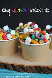 make a fun snack mix with assorted rainbow colored tasty treats this easy colorful rainbow snack mix is perfect for lebensmittel essen regenbogen essen snack
