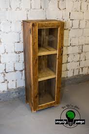 Vitrine Aus Alten Dachbalken Paletten Und Einer Alten Glas Scheibe Mehr Upcycling Unter W Wohnzimmerschranke Einrichtungsideen Wohnzimmer Rustikal Wohnzimmer