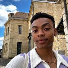 Alexandra Diggs's Instagram, Twitter & Facebook