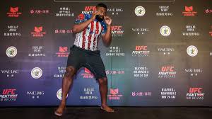 Derrick james lewis (born february 7, 1985) is an american professional mixed martial artist, currently competing in the heavyweight division of the ultimate fighting championship. Chicago S Curtis Blaydes Calls Derrick Lewis A Clown And Dismisses Ufc Title Fight As Popularity Contest Chicago Tribune