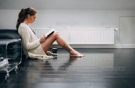 Pretty Lady On Floor At Home Reading A Novel Reading At Home Pretty Woman Pretty