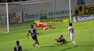 São paulo vs bragantino's head to head record shows that of the 13 meetings they've had, são paulo has won 6 times and bragantino has won 5 são paulo is in poor home form while bragantino are performing excellent at away. Sao Paulo E Goleado Mas Mantem 7 Pontos De Vantagem No Brasileirao Esportes R7 Futebol