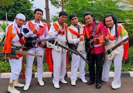 Raden haji oma irama yang populer dengan nama rhoma irama (lahir di tasikmalaya, 11 desember 1946; Fans Rhoma Irama The Rhompals Tujuh Tahun Menapaki Karir Kade News