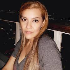 Laura parpadeó, confundida. Nunca antes había escuchado un “no” de su  madre. —Mamá, ¿me puedes cuidar a los niños este fin de semana? Voy a salir  a bailar. —No, hija. Esta vez