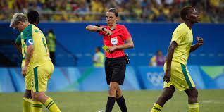 Stéphanie frappart assure ne pas avoir de pression particulière à la veille d'arbitrer la supercoupe d'europe entre liverpool et chelsea mercredi. Qui Est Stephanie Frappart La Premiere Femme A Arbitrer Un Match De Ligue 1