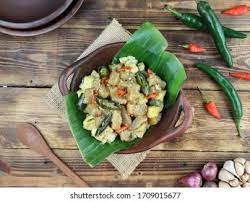 Kikil dengan bentuk kenyal ternyata bisa dijadikan variasi baru dengan tambahan buah melinjo dan cabai: Oseng Kikil Sapi Tahu Cabe Ijo Stock Photo Edit Now 1709015677