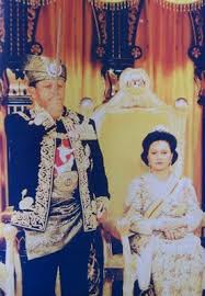 Bendera itu dinaikkan seorang pegawai dan dua. Warisan Raja Permaisuri Melayu Tarikh Tarikh Pertabalan Seri Paduka Baginda Yang Di Pertuan Agong