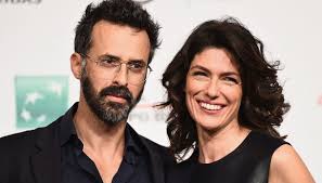 41 anni) è la protagonista della fiction sorelle, scritta da ivan cotroneo e monica rametta, per la regia di cinzia th torrini, che vede protagoniste l'ex miss italia e un'altra meravigliosa. Ulisse Lendaro Chi E Il Marito Di Anna Valle Eta Carriera Vita Privata Figli Controcopertina Com