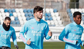 Enzo fernández, 25, is the eldest son of the real madrid's head coach, pictured left, and dancer véronique fernández, and plays in midfield for the spanish club ud almeria Personalmangel Bei Real Zidane Holt Sohn Theo Ins Training Real Total