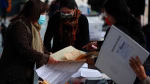 Primarias presidenciales, segunda vuelta de gobernadores, y parlamentarias a fin de año son parte de las elecciones que se realizarán este . Elecciones En Chile Cierra Primera Jornada De Votaciones Con 19 De Participacion