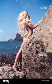 Porträt von schöne nackte Blondine am FKK-Strand Stockfotografie - Alamy