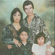 Archivo - "Una postal familiar llena de amor y recuerdos 🎶❤️. Chalino  Sánchez, el legendario 'Rey del Corrido', junto a su esposa Marisela y sus  dos hijos, Adán y Cynthia. Una familia