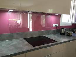 credence en verre dans une cuisine beige sable avec plan de travail stratifie coloris beton agencement cuisine credence cuisine cuisine