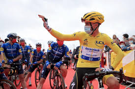 La première étape du tour de france entre brest et landerneau a été marquée par deux chutes du peloton, dont l'une à cause d'une spectatrice. Vthhhe Pjs3qm